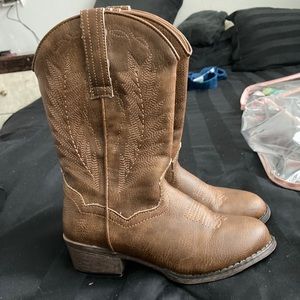 Brown boots for girl, Size 13. Only used one time.